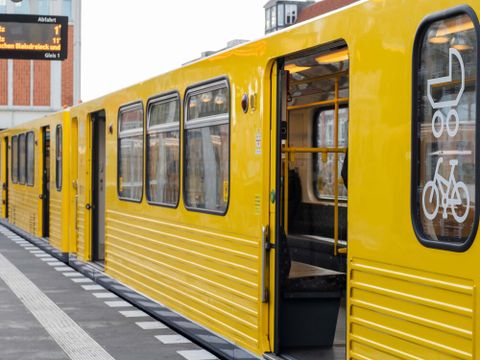 Berliner U-Bahn in einem Bahnhof