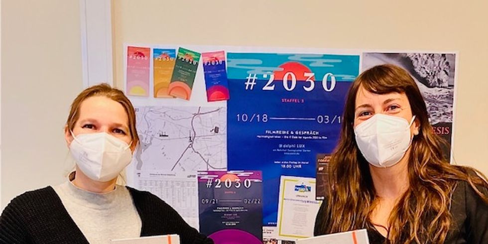Juliane Brix (l.) und Lidia Perico vom Team der Stabsstelle Bildung für nachhaltige Entwicklung des Bezirksamts Charlottenburg-Wilmersdorf von Berlin mit dem neuen Terminkalender.