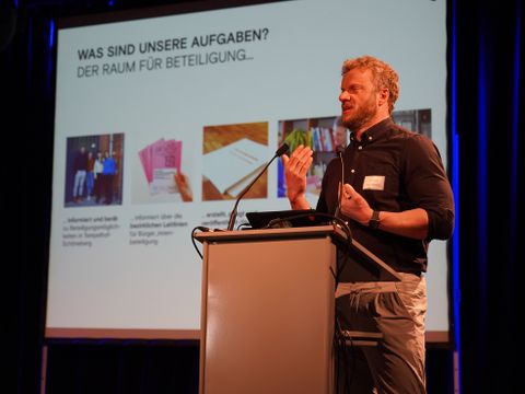 Person präsentiert auf Bühne