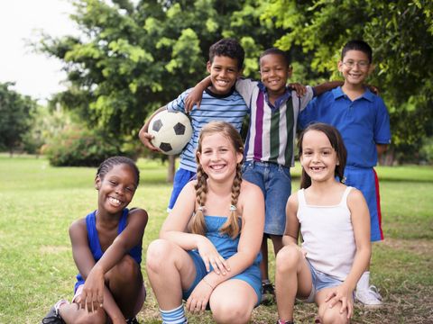 Kinder unterschiedlicher Herkunft bei gemeinsamen Spiel