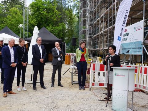 Nach dem Wohnungsbau (hier ein Archivbild vom Richtfest) bekommt nun die Cité Foch auch die dringend benötigte neue Schule. (Bild: BImA/Jana Moch)