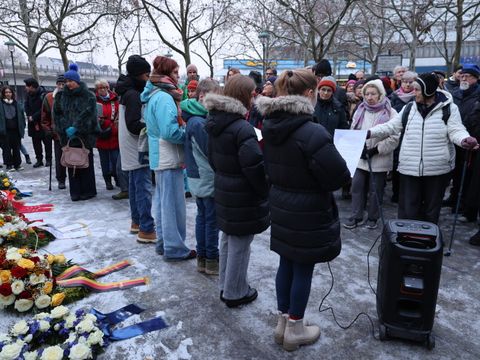 27. Januar 2026: Schülerinnen und Schüler der Fichtenberg-Oberschule tragen Texte an der Spiegelwand vor