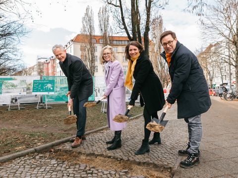 Spatenstich am Platz der Luftbrücke v. l. n. r.: Christoph Schmidt (Grün Berlin GmbH), Ute Bonde (Senatorin SenMVKU), Dr. Saskia Ellenbeck (Bezirksstadträtin Tempelhof-Schöneberg), Andreas Kraus (Staatssekretär SenMVKU)