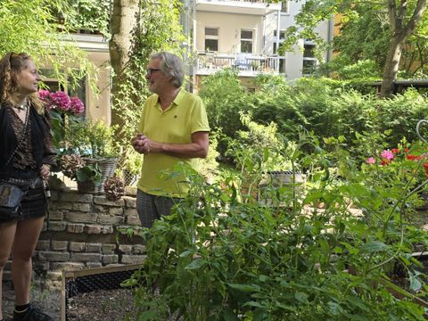 Beraterin Lina Belo und Roger Heymann besprechen das weitere Vorgehen