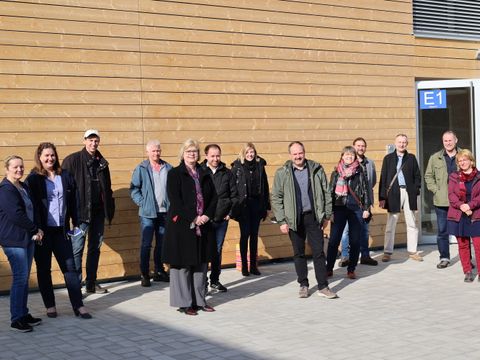 Gruppenfoto vor der Holz-MEB der Grundschule am Königsgraben (Bild: Bezirksamt Steglitz-Zehlendorf)