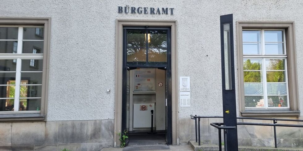 Eingangstür mit dem Schriftzug oben drüber: Bürgeramt