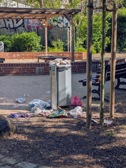 Foto eines Mülleimers in einem Park