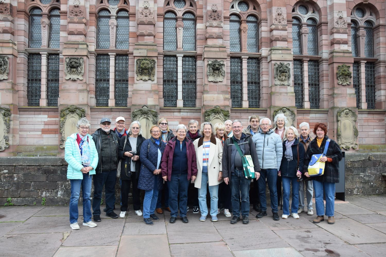 Weinreise des Städtepartnerschaftsvereins im Oktober 2025: Gruppenbild vor dem Heidelberger Schloss; erste Reihe, 4.v.r.: Altbezirksbürgermeister Kopp, links daneben stvl. Vereinsvorsitzender Breidenbach