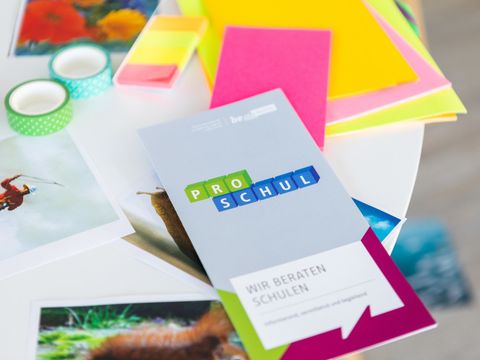 ProSchul Flyer mit Arbeitsutensilien