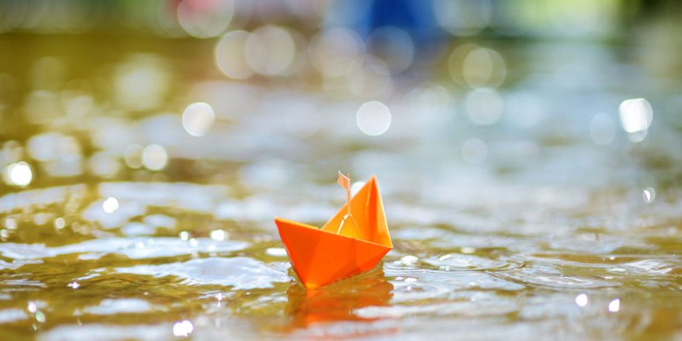 Papierschiffchen im Wasser