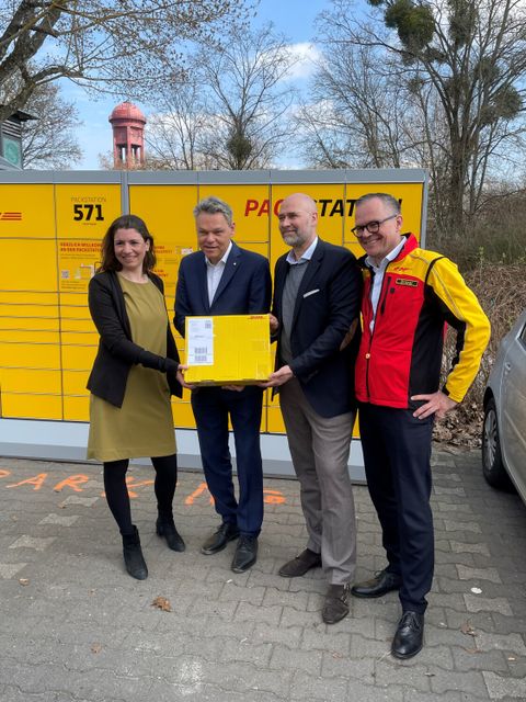 Von links nach rechts: Bezirksstadträtin Dr. Saskia Ellenbeck, Bezirksbürgermeister Jörn Oltmann sowie Martin Weber und André Dreyer von der DHL Group eröffnen die Packstation am S-Bahnhof Priesterweg