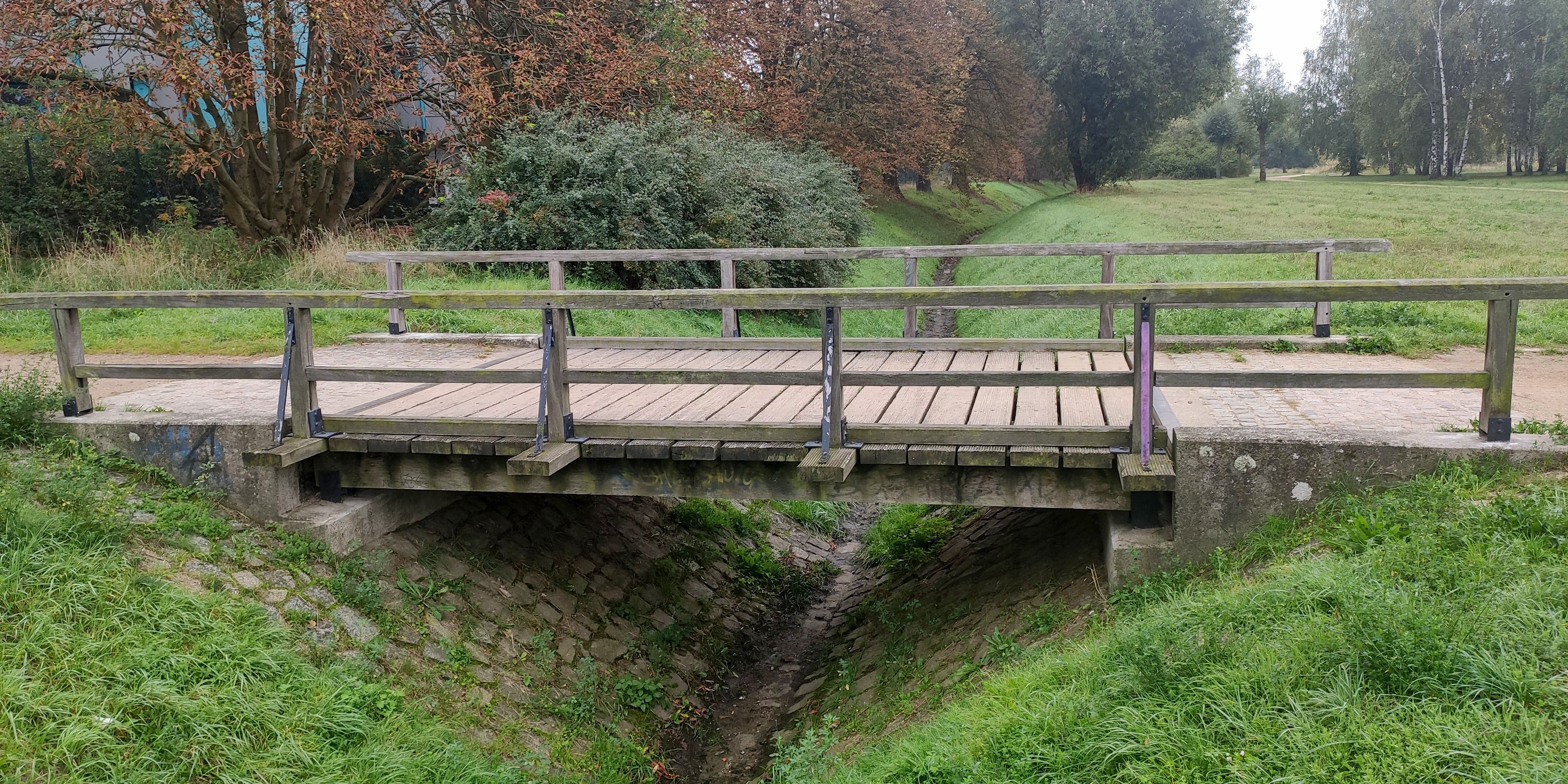 Fußgängerbrücke über den Königsgraben – Seitenansicht