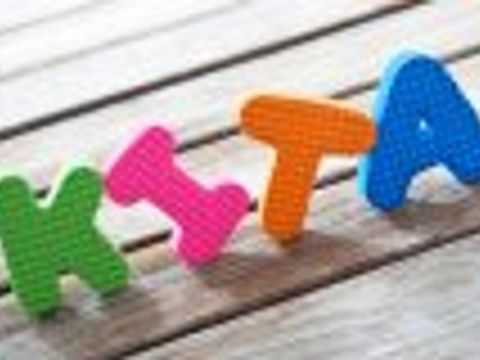 Lustiges Hinweisschild für eine Kindertagungsstätte