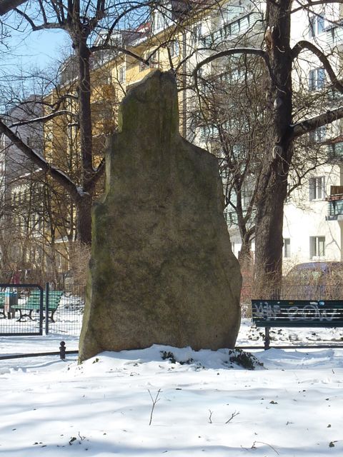 Rückseite des Findlings auf dem Mittelstreifen der Wilhelmsaue, 13.3.2013, Foto: KHMM