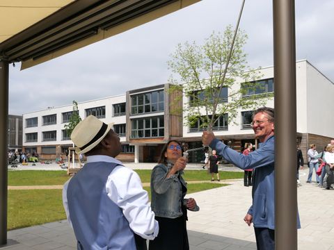 Dr. Shiferaw, Bürgermeisterin Zivkovic und Senator Gaebler testen das neue Sonnensegel