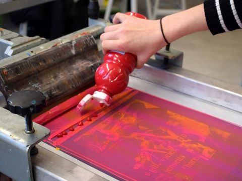 Siebdruck: Ein Sieb wird mit Farbe am Drucktisch für den Druck vorbereitet. (Bild: © Jugendkunstschule Pankow)