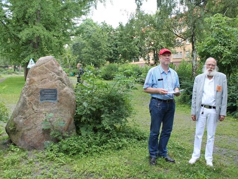 Herr Naumann und Herr Schütze neben dem Mahnmal für die politisch verfolgten der Künstlerkolonie (Bild: BA-CW, ML)