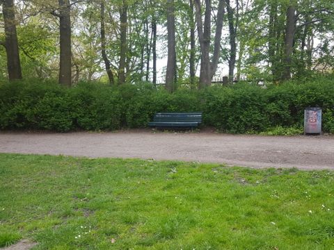 Treptower Park, Mobiliar, vereinzelt stand noch eine Bank (Bild: atelier 8)