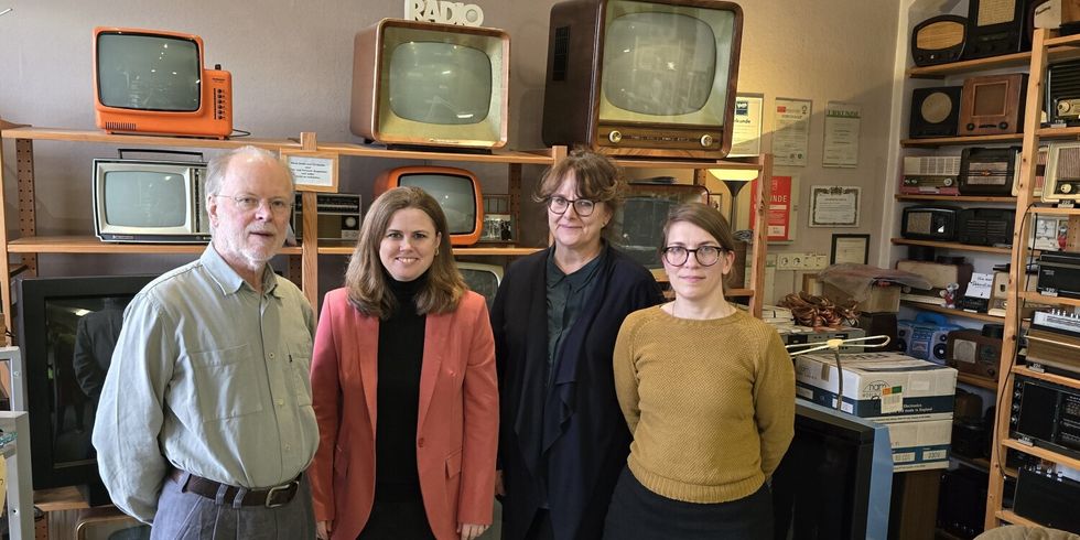 Peter Dorscheid, Bezirksbürgermeisterin Clara Herrmann, Leiterin der bezirklichen Wirtschaftsförderung Kathrin Klisch und eine Nachbarin von "Peters Werkstatt"