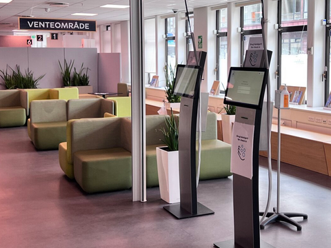 Check in Schalter, im Hintergrund an der Decke hängt ein Schild auf Dänisch