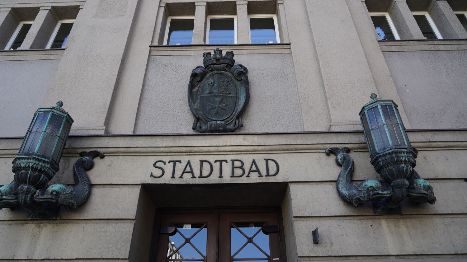 Schriftzug Stadtbad über dem Eingang zum Stadtbad Neukölln