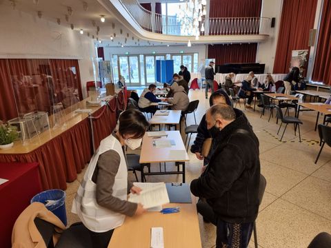 Mitarbeiterinnen und Mitarbeiter aus anderen Ämtern, die sich freiwillig gemeldet, viele mit ukrainischen und russischen Sprachkenntnissen, unterstützen das Amt für Soziales (Bild: BA Reinickendorf)