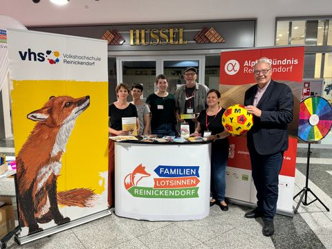 Stehen am Infostand im Märkischen Zentrum für Fragen bereit: Anna Turré (Vokshochschule Reinickendorf), Christine Steddin (Vokshochschule Reinickendorf), Sophie Hübner (Familienlotsin Märkisches Viertel), Gerd Prange (Alphabüdnis Reinickendorf), Sandra Krüger (Alphabündnis Reinickendorf), Kulturstadtrat Harald Muschner (v.l.) (Bild: BA Rdf)
