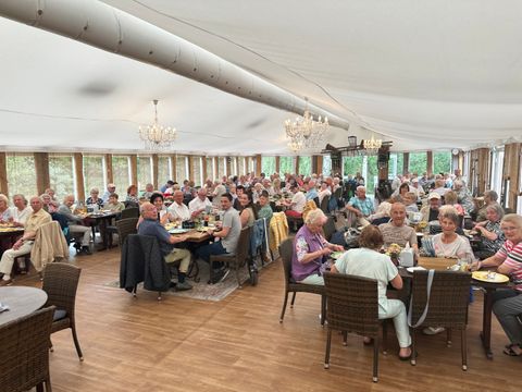 Leckeres Essen und gute Laune auf dem Spargelhof Kremmen (Bild: BA Reinickendorf)