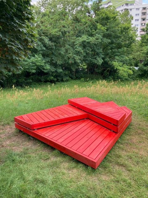 Holzplateau im Kunstpark der Jugendkunstschule Reinickendorf Atrium (Bild: ATRIUM)
