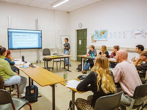 Unterrichtsszene mit Kursleiterin Alicia Villasenor - Weitwinkelaufnahme des Raumes