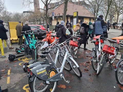 Fahrräder und Roller an der Mobilitätsstation.