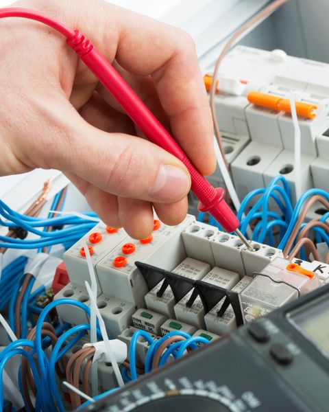 Hand mit elektrischem Messgerät