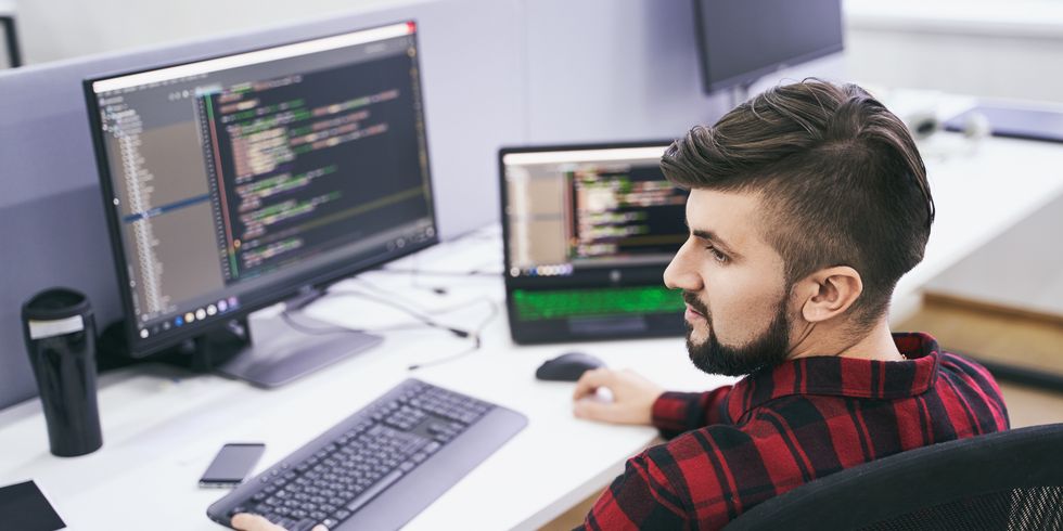 IT Fachkraft arbeitet am PC