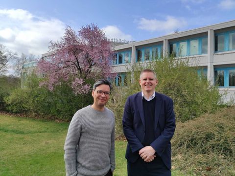 Von links nach rechts: Leiter der Stadtbibliothek Dr. Rickum, Bezirksstadtrat Tobias Dollase (Bild: Stadtteilbibliothek Tempelhof-Schöneberg)