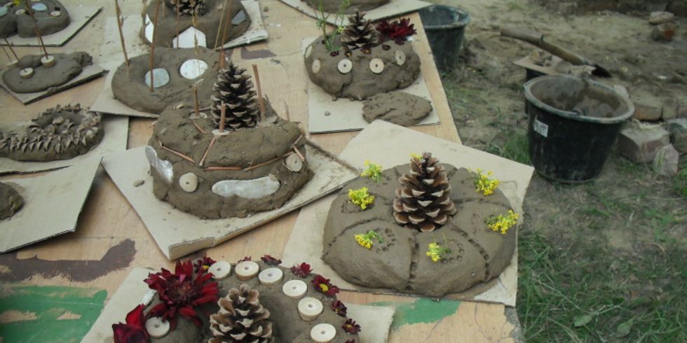 Lehmtorten mit Blüten und Zapfen