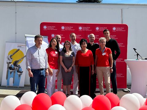 Beeindruckt vom Team der Caritas Klinik Dominikus: Bürgermeisterin Demirbüken-Wegner (4.v.r.) und Stadtrat Brockhausen (ganz li). (Bild: BA Rdf)