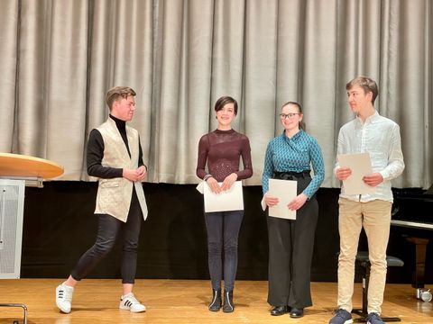 Preisübergabe des stellvertretenden Bezirksverordnetenvorstehers Paul Schlüter an Emma Erchinger, Tirza Albach, Leonard Albach