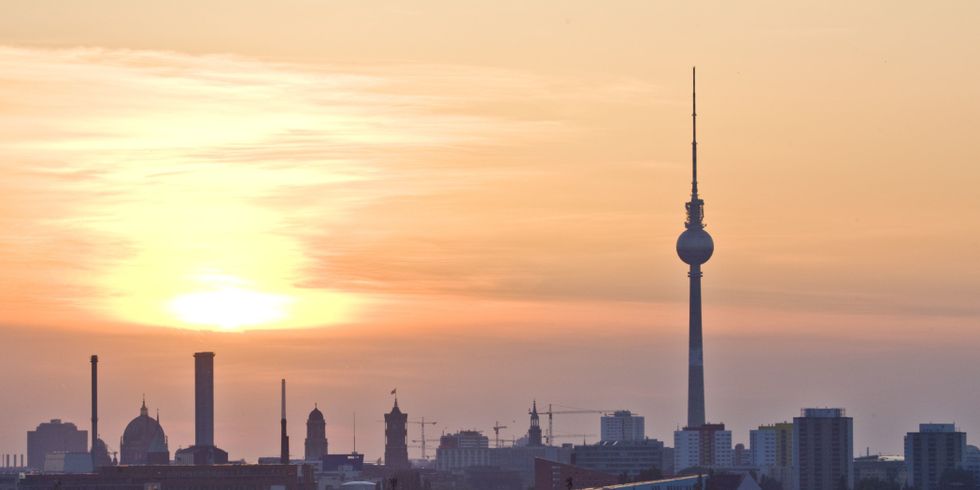 Die Silhouette der Oberbaumbrücke in der Abenddämmerung; im Hintergrund der Fernsehturm