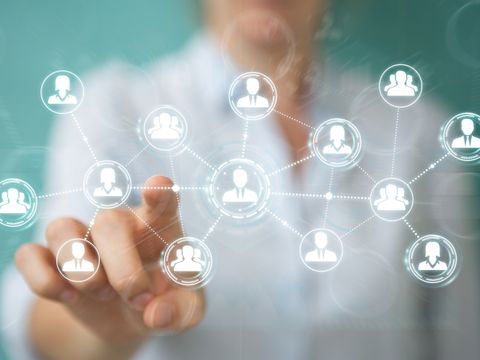 Geschäftsfrau nutzt Soziale Medien