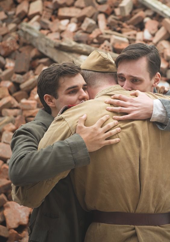 Jochen (Lucas Reiber) und Bruno (Rick Okon) umarmen einen russischen Soldaten