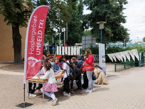 Schultor mit Wimpelkette, Maltisch und Ausstellung