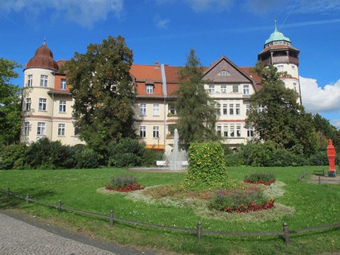 Bahnhofsvorplatz des Bahnhofes Mexikoplatz