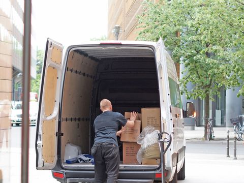 Lieferwagen mit geöffneter Heckklappe