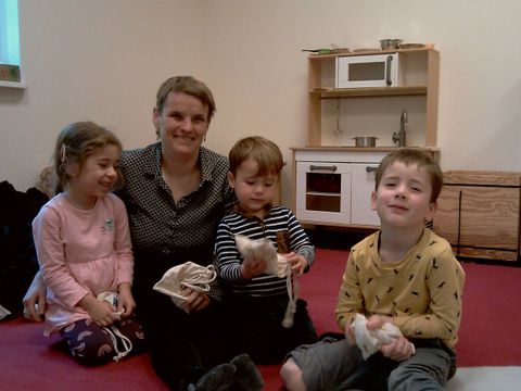 Regina Vollbrecht und 3 Kinder vor Spielküche (Bild: BA Reinickendorf)