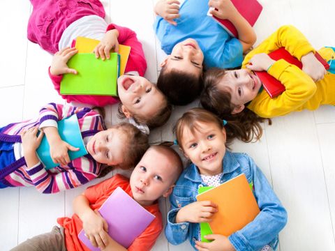 Kinder liegend im Kreis