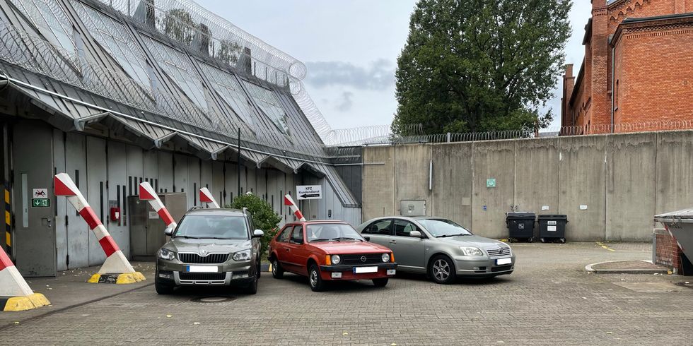 Drei Autos vor einer Werkstatt