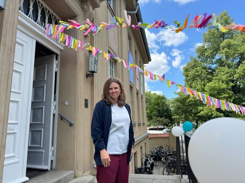 Clara Herrmann vor dem Nachbarschaftshaus Urbanstraße