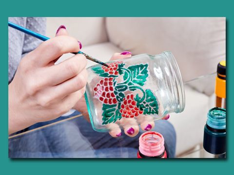 Ein Windlicht wird bemalt