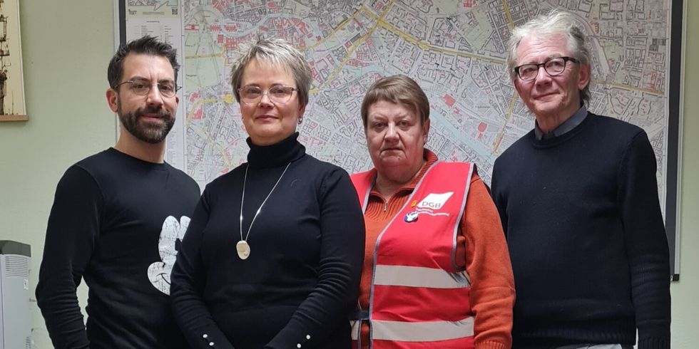 Jochen Garbe (ver.di), die stellvertretende Bezirksbürgermeisterin und Stadträtin für Arbeit, Regine Sommer-Wetter, Bärbel Melzian (EVG) und Jörn Rieken (IG BAU)