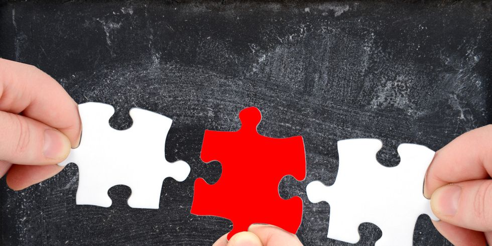 Drei Puzzleteile und Tafel mit Finger